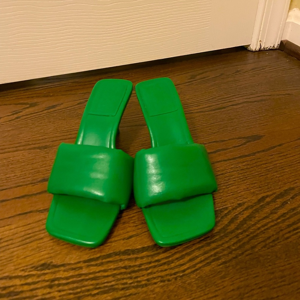 Kelly green sandals with kitten heel